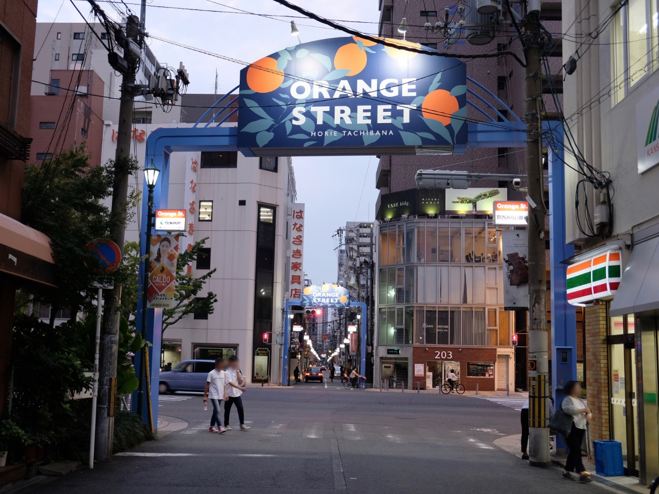 オレンジストリートのアーチ看板