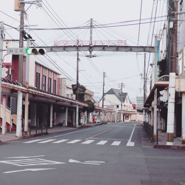 鹿児島県は鹿屋市、街の中心部の一角にあるのは向江ストリート21。吊り橋のような形をしたアーチです。

近くにあるメインストリートの鹿屋本町一番商店街や北田・大手町商店街と比べると廃墟と化している店も多く、やや寂しい感じの通り。

このあたり一帯を歩きましたが、さすが自衛隊の街、鹿屋の中心部はとにかくスナックが多い印象でした。

Entrance arch of Mukae street 21 shippingstreet at Kanoya city, Kagoshima, Japan. 
2022
#アーチ看板 #アーチ #商店街 #商店街ゲート #街歩き #鹿児島 #鹿屋市 #arch #street #japan_photo #japan #Kagoshima #Kanoya #ノスタルジー #ストリート #向江ストリート21 #街並み #nostalgia