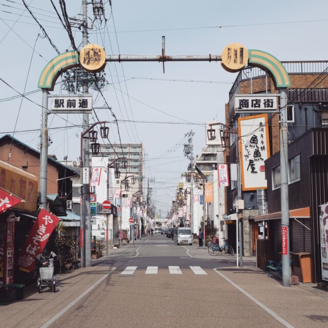 愛知県は春日井市、勝川駅の北側の高架を渡った先から連なるのは勝川駅前商店街（その１）。

勝川には1900年（明治33年）に国鉄中央本線の名古屋～多治見駅間が開業したのと同時に駅ができ、駅前にはそのころから商店ができ始めました。

商店街の通りの途中にかかっているのはレトロチックなアーチ。

真ん中に不自然に残っている棒には以前は時計が付いていたようですが、訪問時にはなくなっておりました。

Arch of Kachigawa ekimae shippingstreet at Kasugai city, Aichi, Japan. 
2022
#アーチ看板 #アーチ #商店街 #商店街ゲート #街歩き #愛知 #春日井市 #勝川 #勝川駅前商店街 #arch #street #japan_photo #japan #Aichi #Kasugai #Kachigawa #ノスタルジー #ストリート #レトロ #streetphotography
