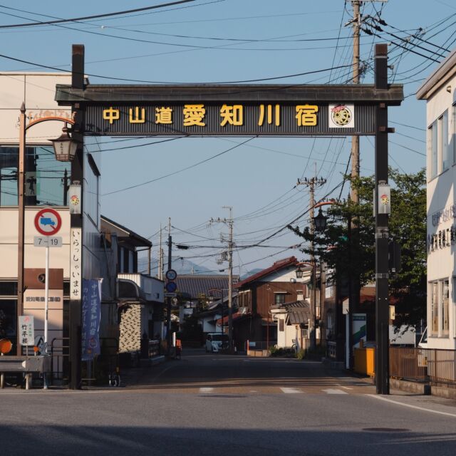 滋賀県は愛荘町、近江鉄道愛知川駅の西側、旧中山道の65番目の宿場町であった愛知川（えちがわ）宿は現在は商店街（愛知川商店街）となっており、宿場の入り口を示す冠木門(かぶきもん)風アーチが南北の入り口にかかっています。

こちらの商店街は住宅になっている場所も多いですが、昔ながらの趣を残す建物も見つかります。

街路灯は江戸時代の人々が街道を行きかう様子の装飾が施されていて、けっこう凝った作りですね。

看板の右側や柱に描かれているのは滋賀県の伝統的工芸品に指定されている「愛知川びん細工手まり（びんてまり）」。ガラス瓶の中にびん口より大きな鞠を入れた工芸品で、ボトルシップのように取り出せないようになっています。

Entrance arch of Echigawa juku and Echigawa shopping street at Aisho-cho, Shiga, Japan
2022
#アーチ看板 #アーチ #商店街 #商店街ゲート #街歩き #滋賀県 #愛荘町 #愛知川 #arch #street #japan_photo #japan #Shiga #Aisho #Echigawa #中山道 #旧街道 #冠木門 #びんてまり #工芸品 #鞠 #宿場町 #街路灯