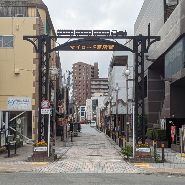 静岡県は御殿場市、JR御殿場駅の目の前にあるのはマイロード商店街。飲食店(主に飲み屋)が多い駅前通りです。

駅前にはかつて御殿場線を走っていたD52蒸気機関車が展示されており、アーチもそれに合わせて鉄橋の上に蒸気機関車が走っているようなデザインです。シックな雰囲気がいいですね。

D52は日本最大の蒸気機関車で牽引力が強く、御殿場線の急勾配もガシガシ走ることができる仕様だったとのこと。かのD51の後継で、御殿場線では全線が電化された1968年まで走っていたようです。

アーチの制作は地元静岡市に本社がある、信建工業株式会社さんです。

静岡のSLと言えば大井川鉄道のイメージが強いですが、意外なところでの発見でした。

Entrance arch of Myroad shopping street at Gotenba city, Shizuoka, Japan. 

2023
#アーチ看板 #アーチ #商店街 #飲み屋街 #商店街ゲート #街歩き #静岡県 #御殿場市 #arch #street #japan_photo #japan #Shizuoka #Gotenba #Train #蒸気機関車 #D52